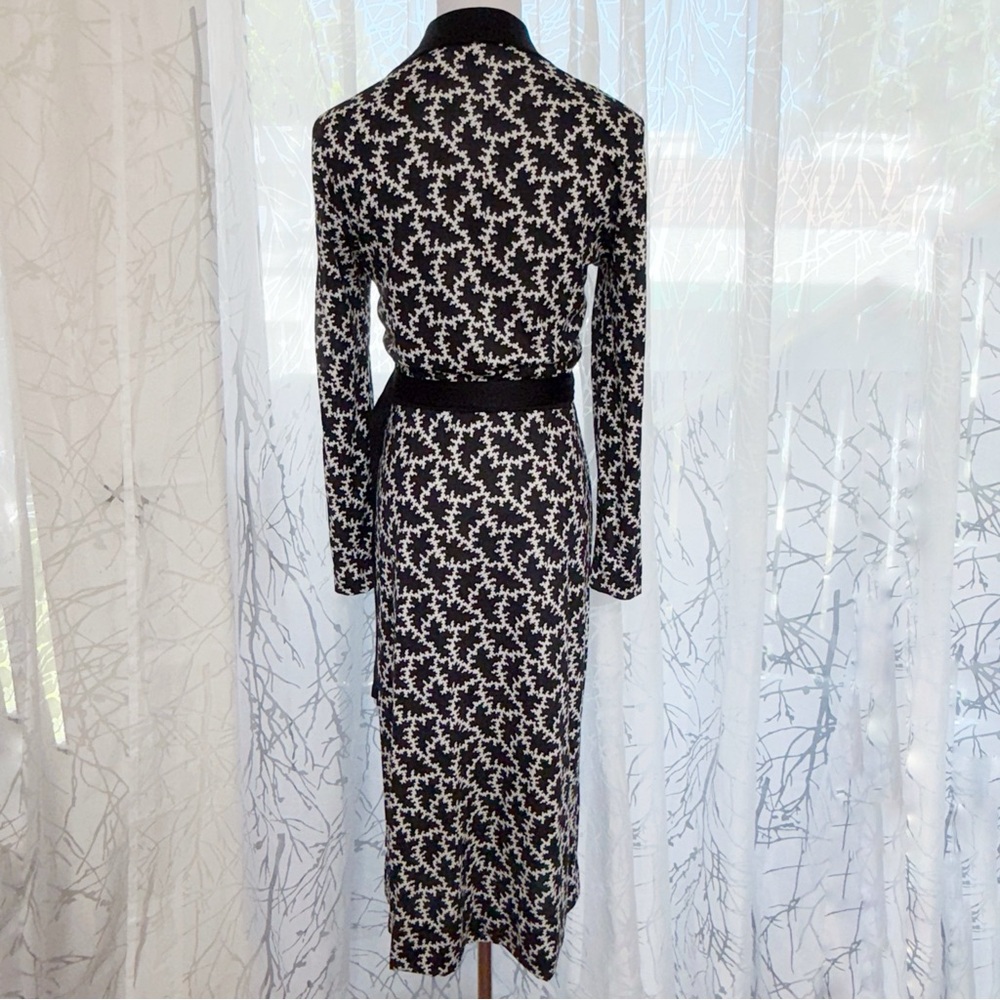 DIANE VON FURSTENBERG BLACK WHITE PRINT SILK LONG SLEEVE D RING WRAP MIDI DRESS - Picture 5 of 11